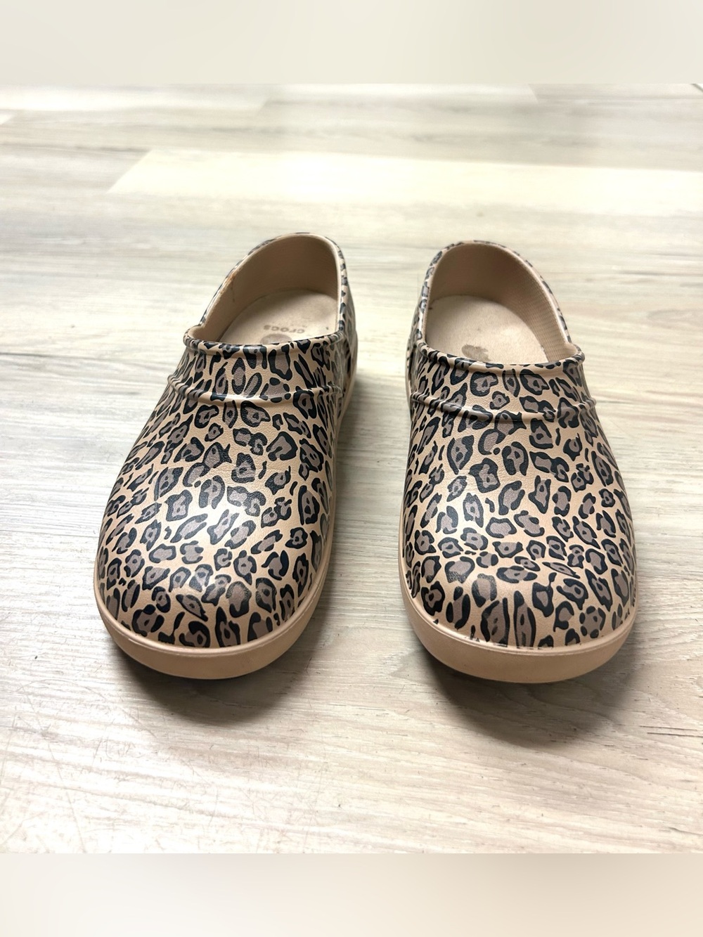 Crocs Neria Pro Work Clogs Leopard Animal Print Women Sz 7 Slip Resistant Casual - Picture 3 of 14